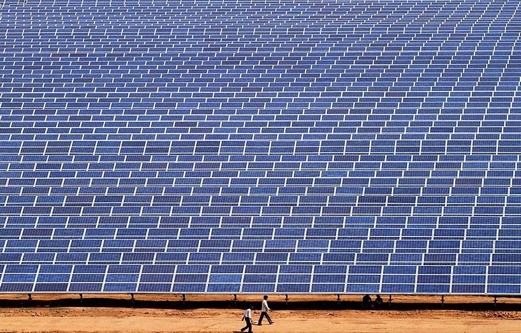 largest solar power plant in the world 